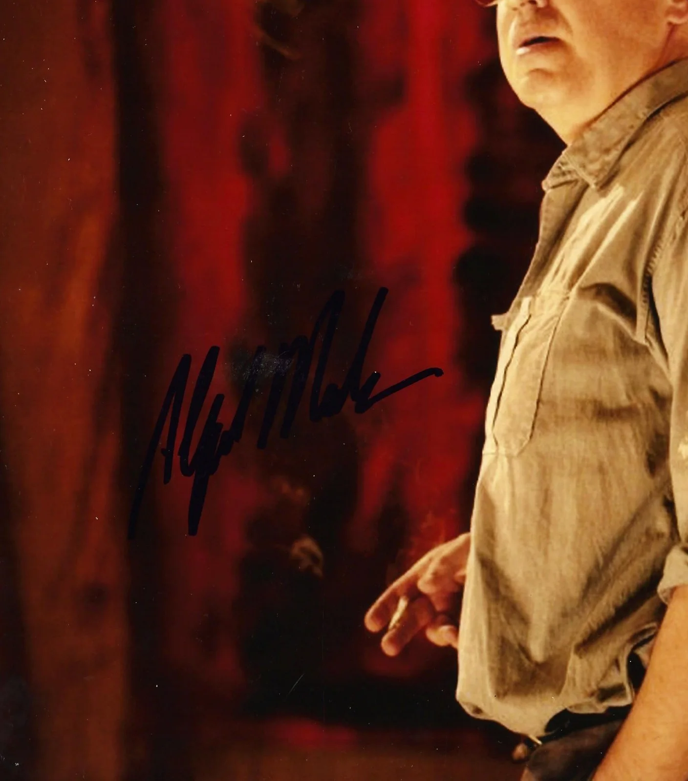 Alfred Molina — Alfred Molina signed Red 8X10 photo In Person. Proof. Indiana Jones, изображение 2