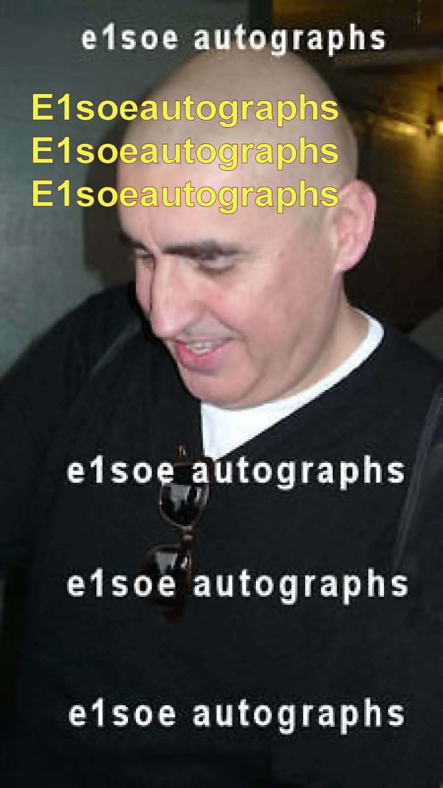 Alfred Molina — Alfred Molina signed Red 8X10 photo In Person. Proof. Indiana Jones, изображение 3