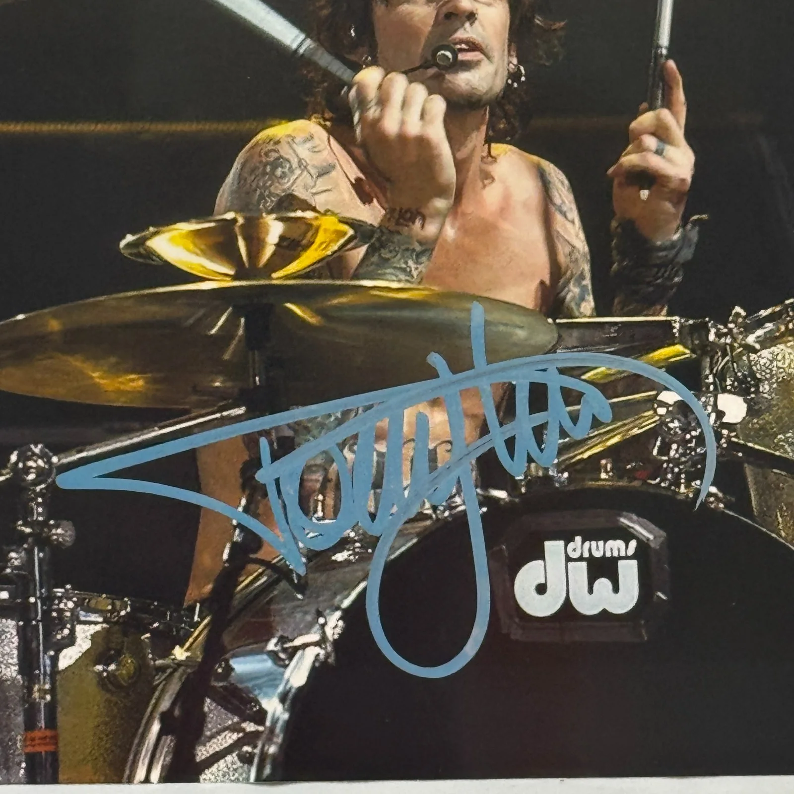 TOMMY LEE MOTLEY CRUE SIGNED AUTOGRAPHED 8X10 COLOR PHOTOGRAPH AUTO PHOTO W/ COA, изображение 3