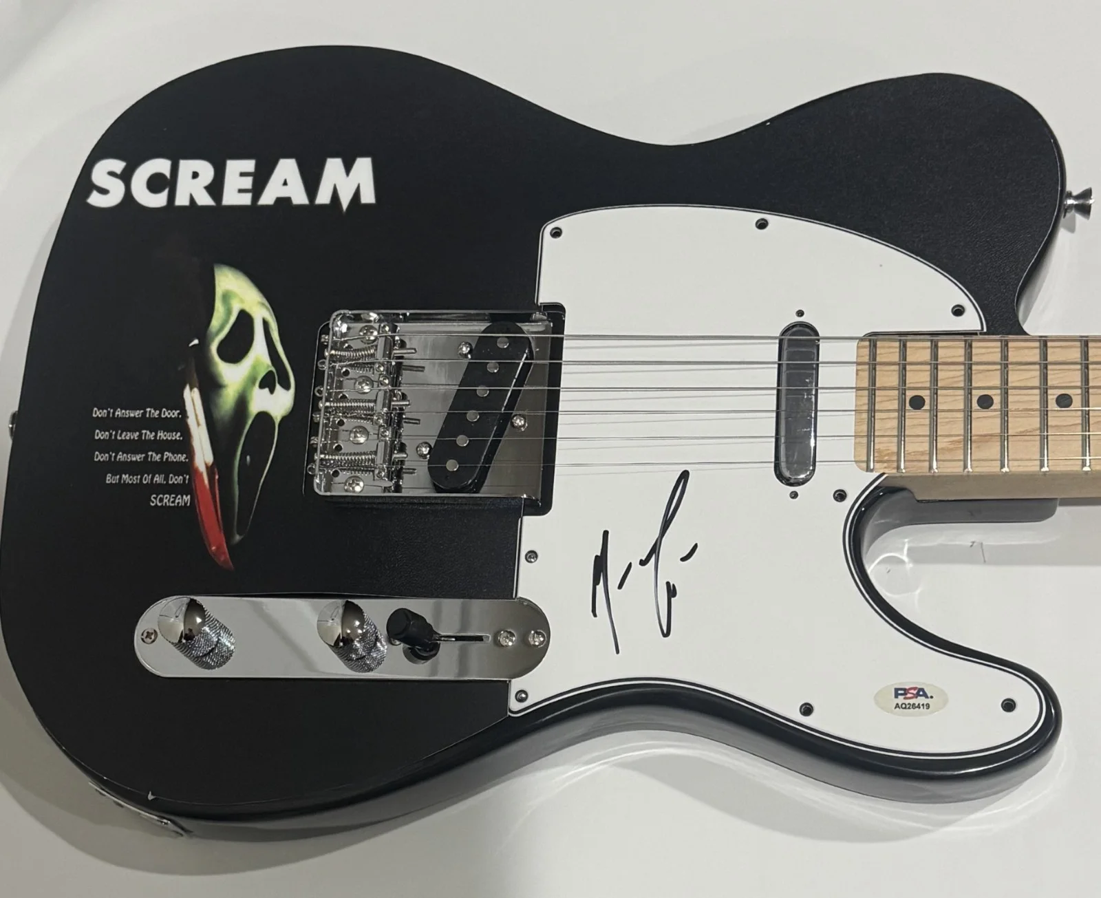 MATTHEW LILLARD SIGNED CUSTOM SCREAM ELECTRIC GUITAR RARE PSA COA, image 2