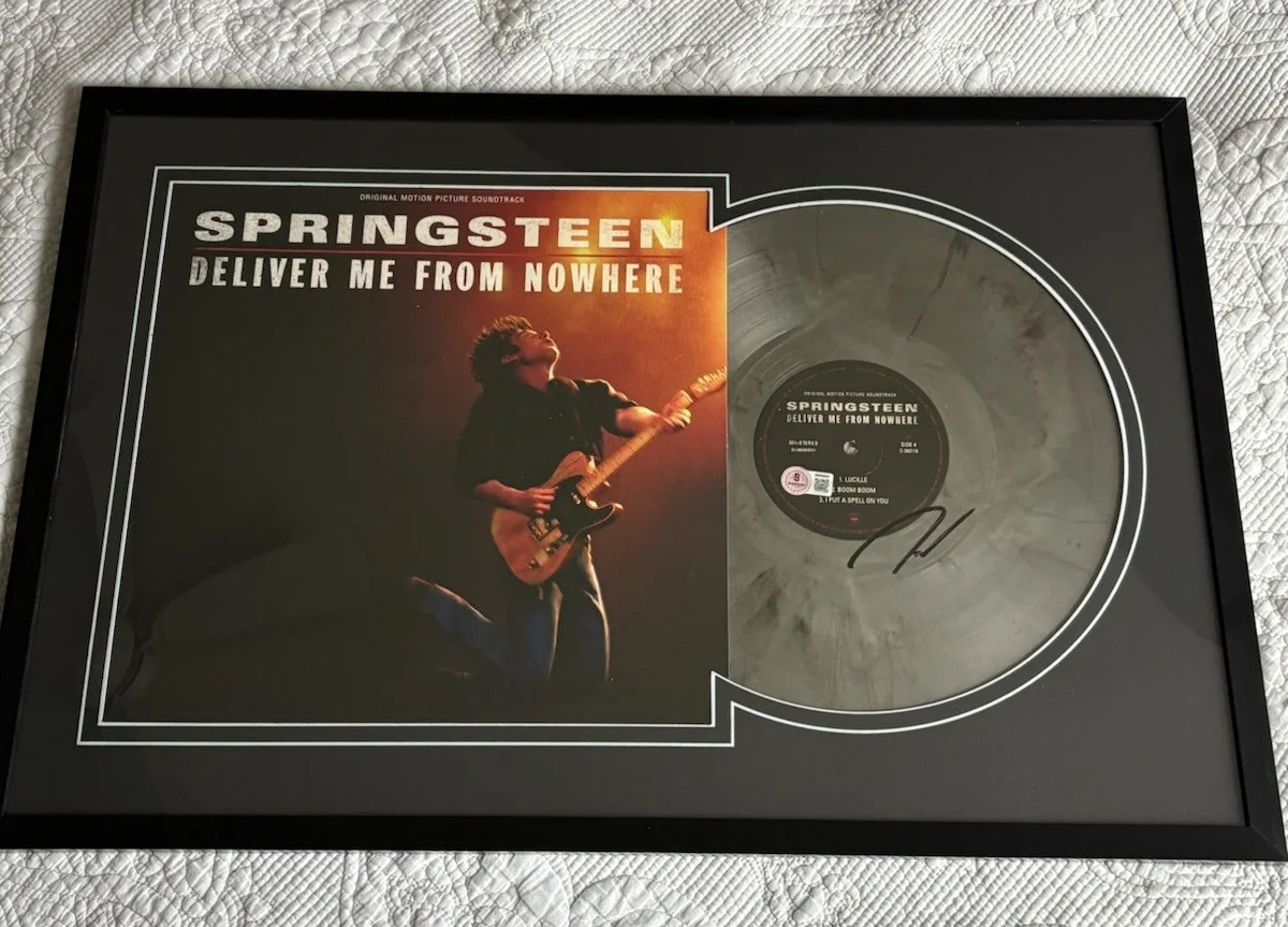 Jeremy Allen White — Jeremy Allen White Signed Springsteen Deliver Me From Nowhere Framed Vinyl Album, изображение 2