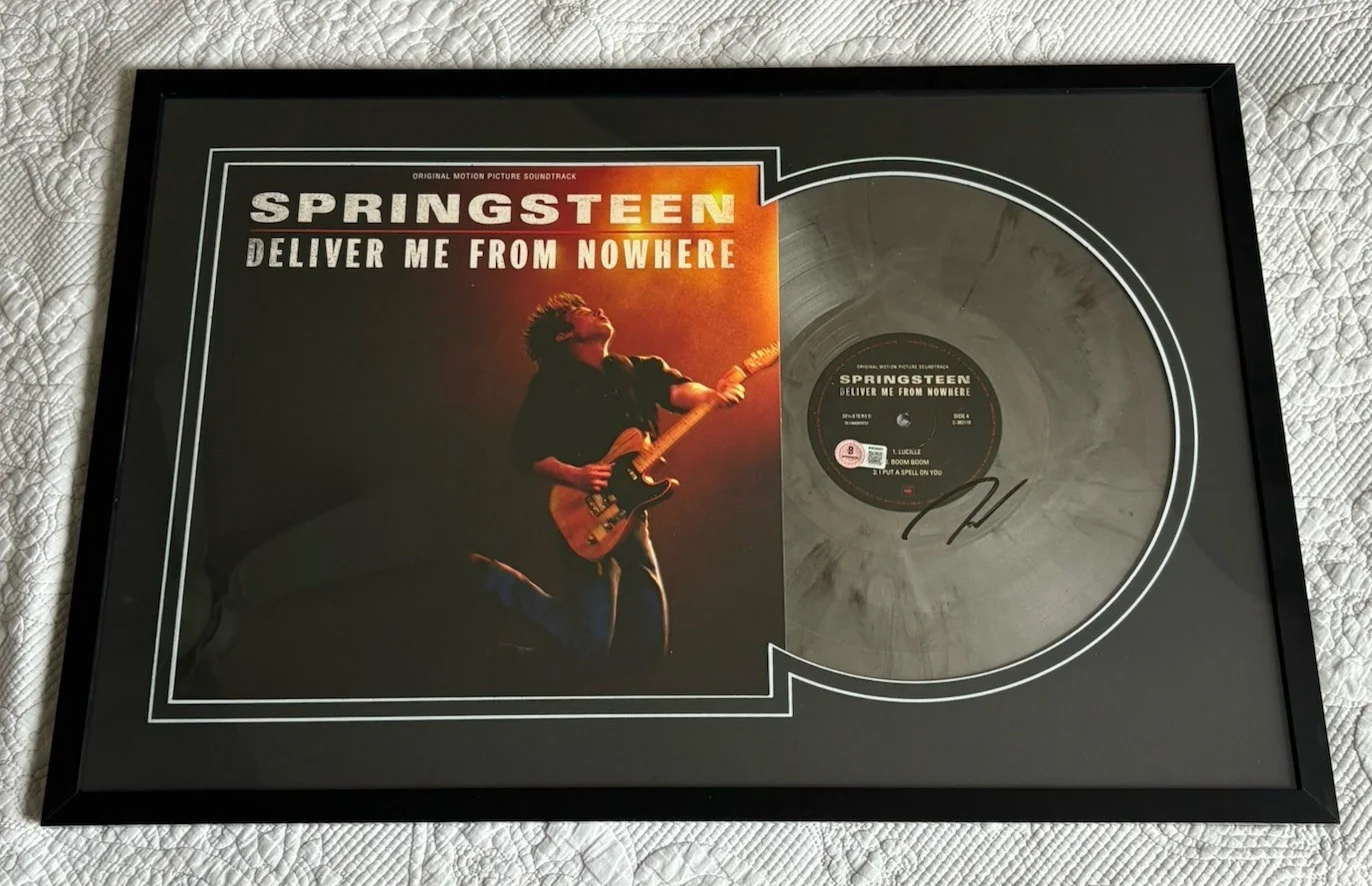 Jeremy Allen White — Jeremy Allen White Signed Springsteen Deliver Me From Nowhere Framed Vinyl Album, изображение 3