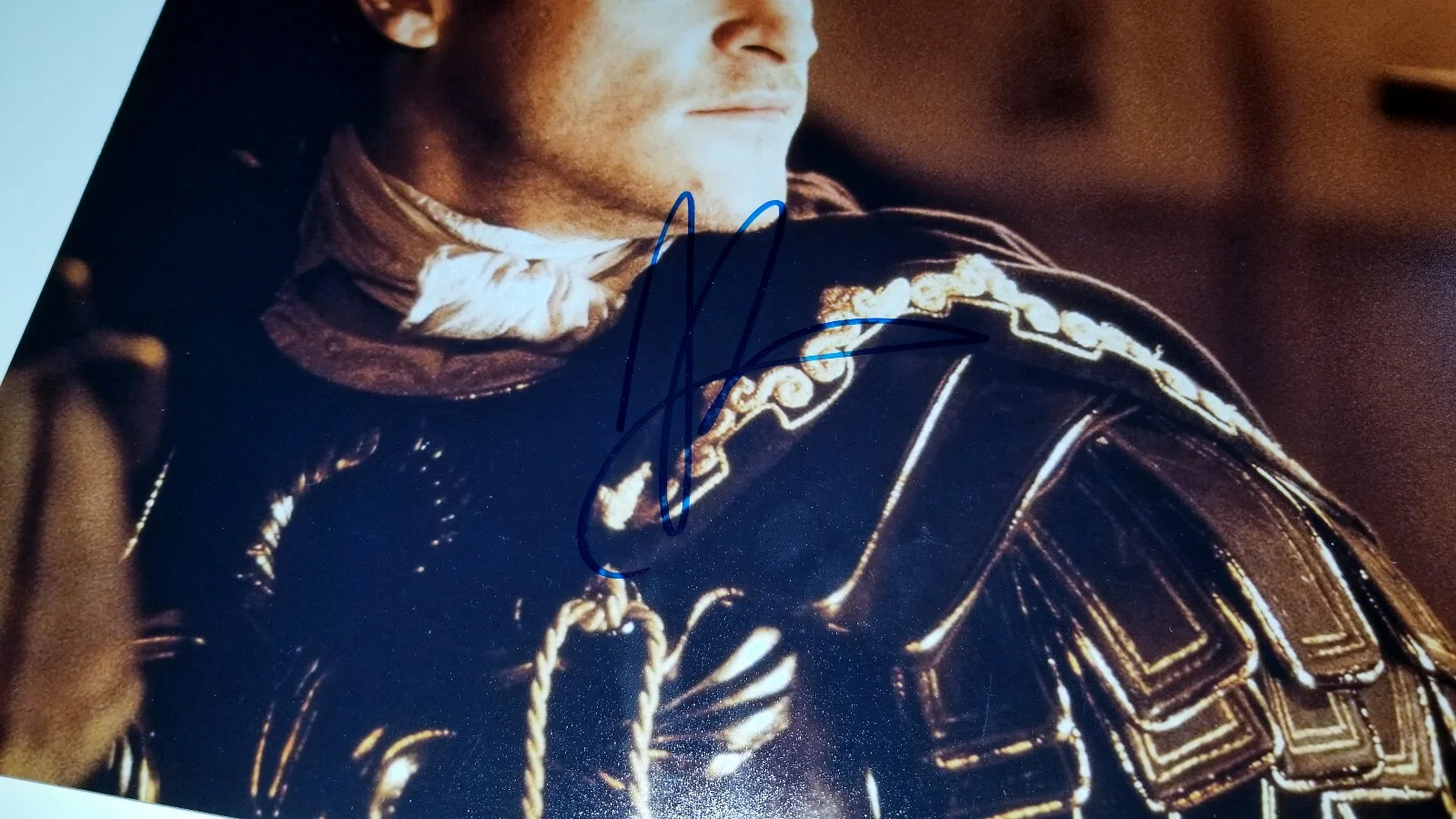 Joaquin Phoenix — JOAQUIN PHOENIX In-Person Signed 11x14 Emperor Commodus Photo Gladiator Movie, image 2