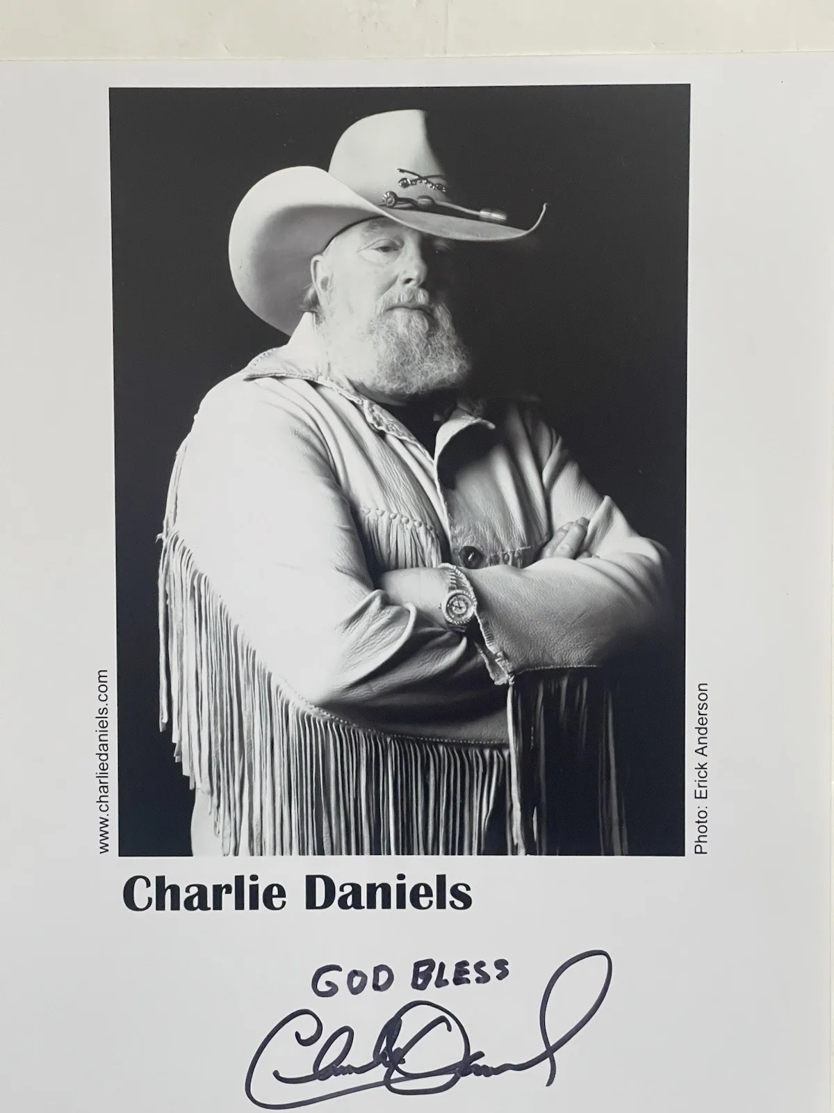 CHARLIE DANIELS AUTOGRAPHED W/ GOD BLESS PHOTO 8” X 10” COUNTRY MUSIC SONGWRITER, изображение 2