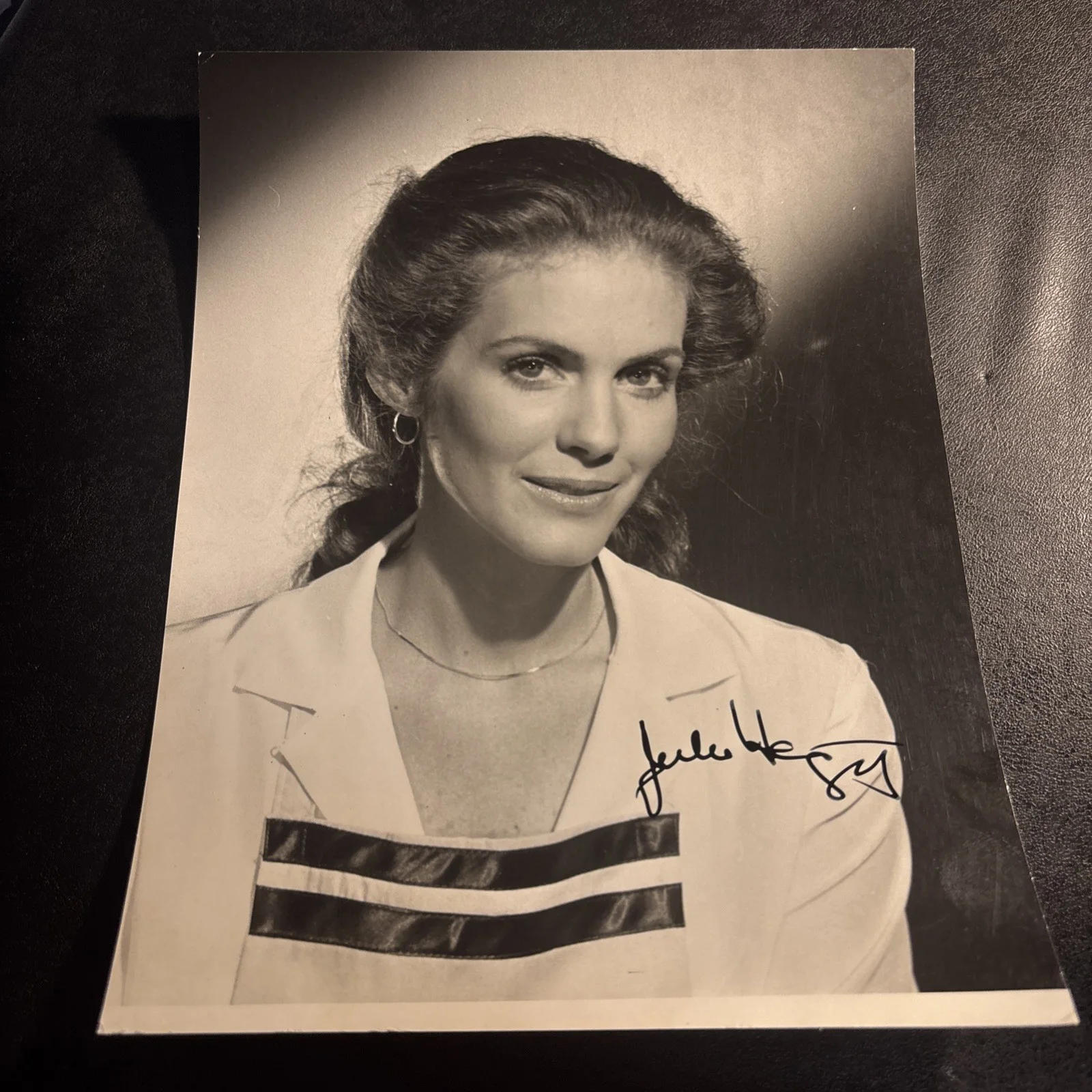 Julie Hagerty — Julie Hagerty - Signed Autograph 8x10 Photo - Airplane! IAA LOA