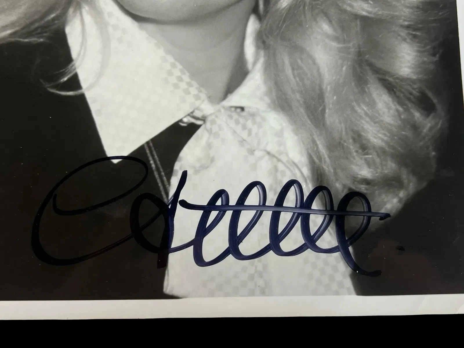 Catherine Deneuve — Vintage Catherine Deneuve Signed 8 X 10 Glossy B&W Photo, изображение 2