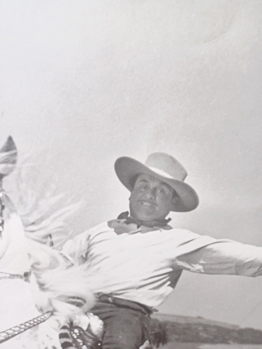 1944 Western Actor Leo Carrillo Hand Signed 11" x 14" Photo RRGS2, image 3