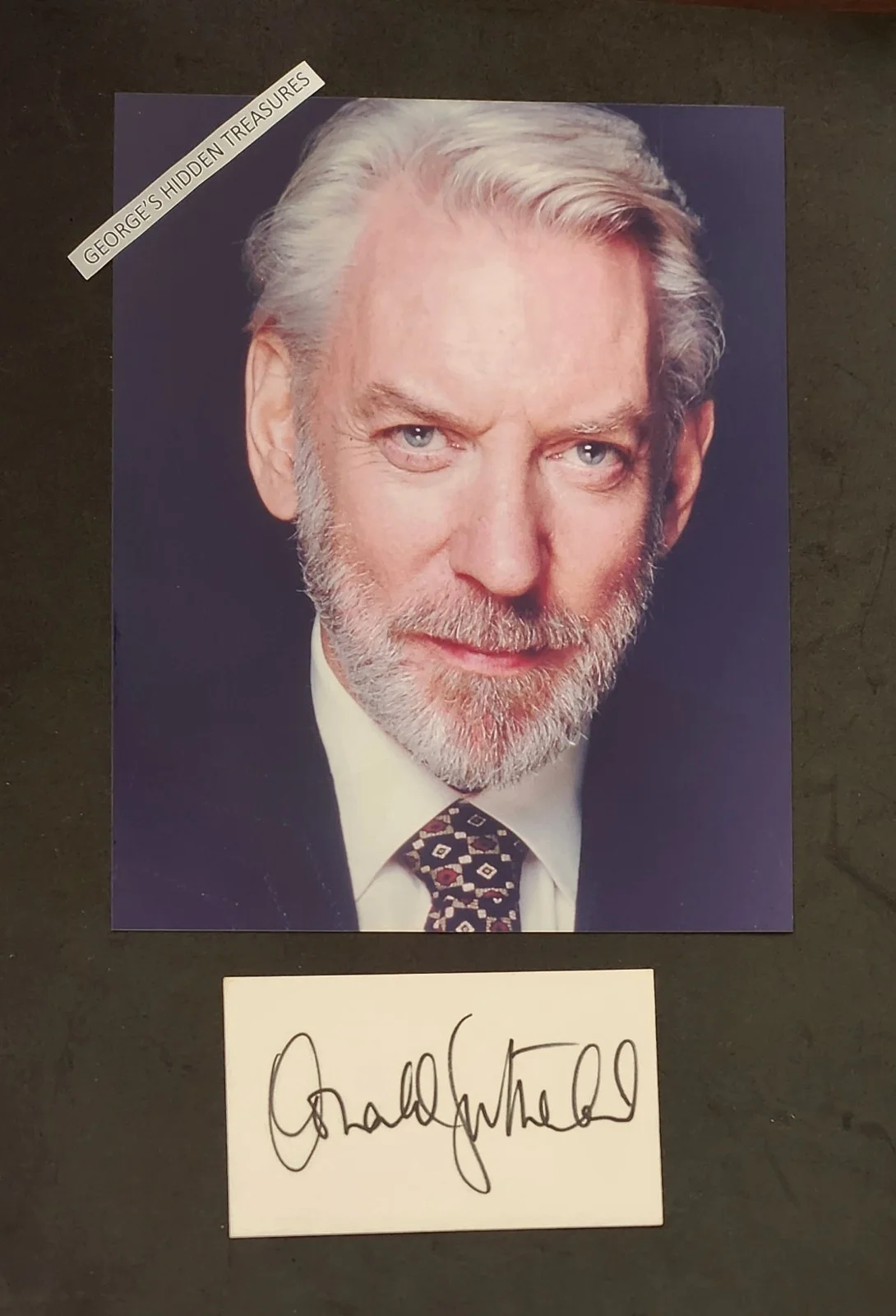 DONALD SUTHERLAND — DONALD SUTHERLAND signed autographed 3x5 card w/ color 8x10 MASH, HUNGER GAMES