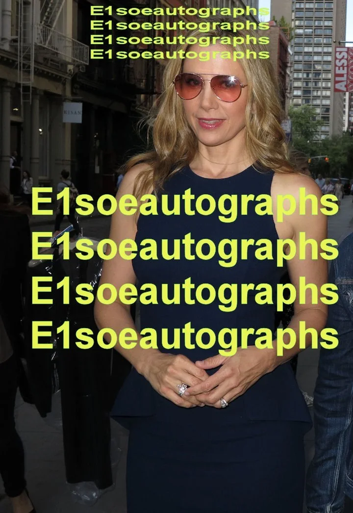 Mira Sorvino — Mira Sorvino signed 8x10 photo in person. Proof - Mimic, Romy and Michele's, изображение 2