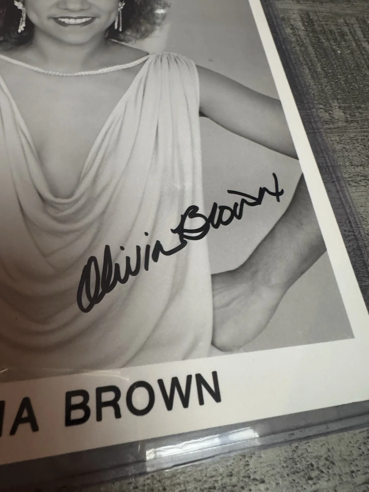 Olivia brown — Olivia Brown Actress Signed Photo 8" x 10" Miami Vice Star with COA beautiful, image 2