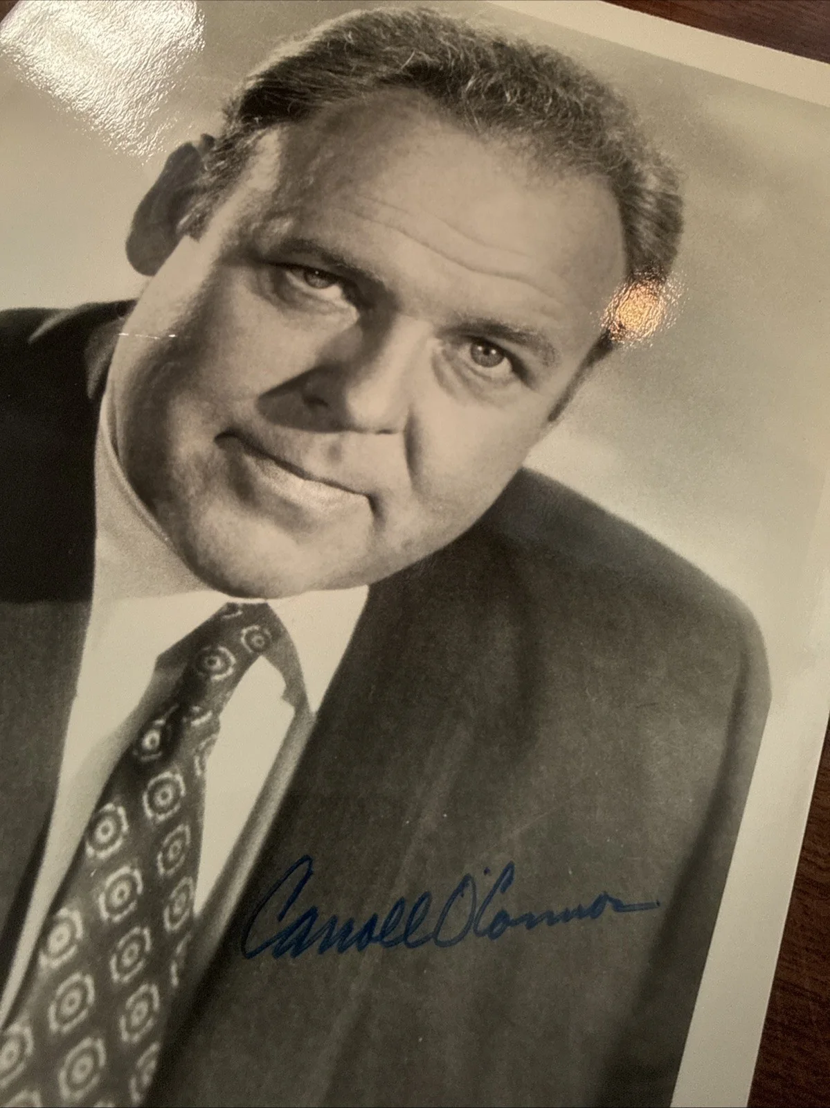 Carroll O'Conner — CARROLL O'CONNOR AS "ARCHIE BUNKER" - AUTOGRAPHED 8X10 PHOTO, image 2