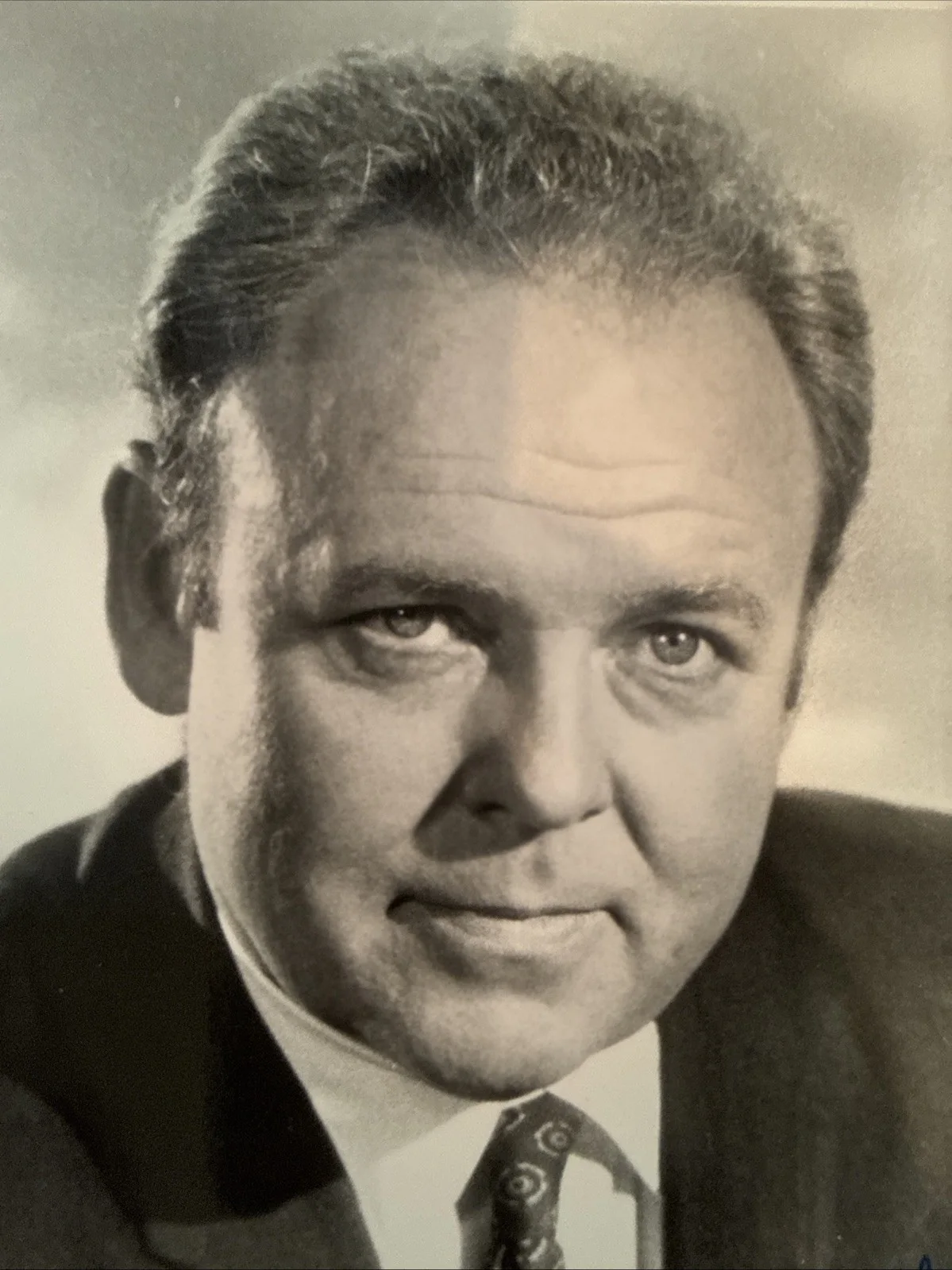 Carroll O'Conner — CARROLL O'CONNOR AS "ARCHIE BUNKER" - AUTOGRAPHED 8X10 PHOTO, image 4