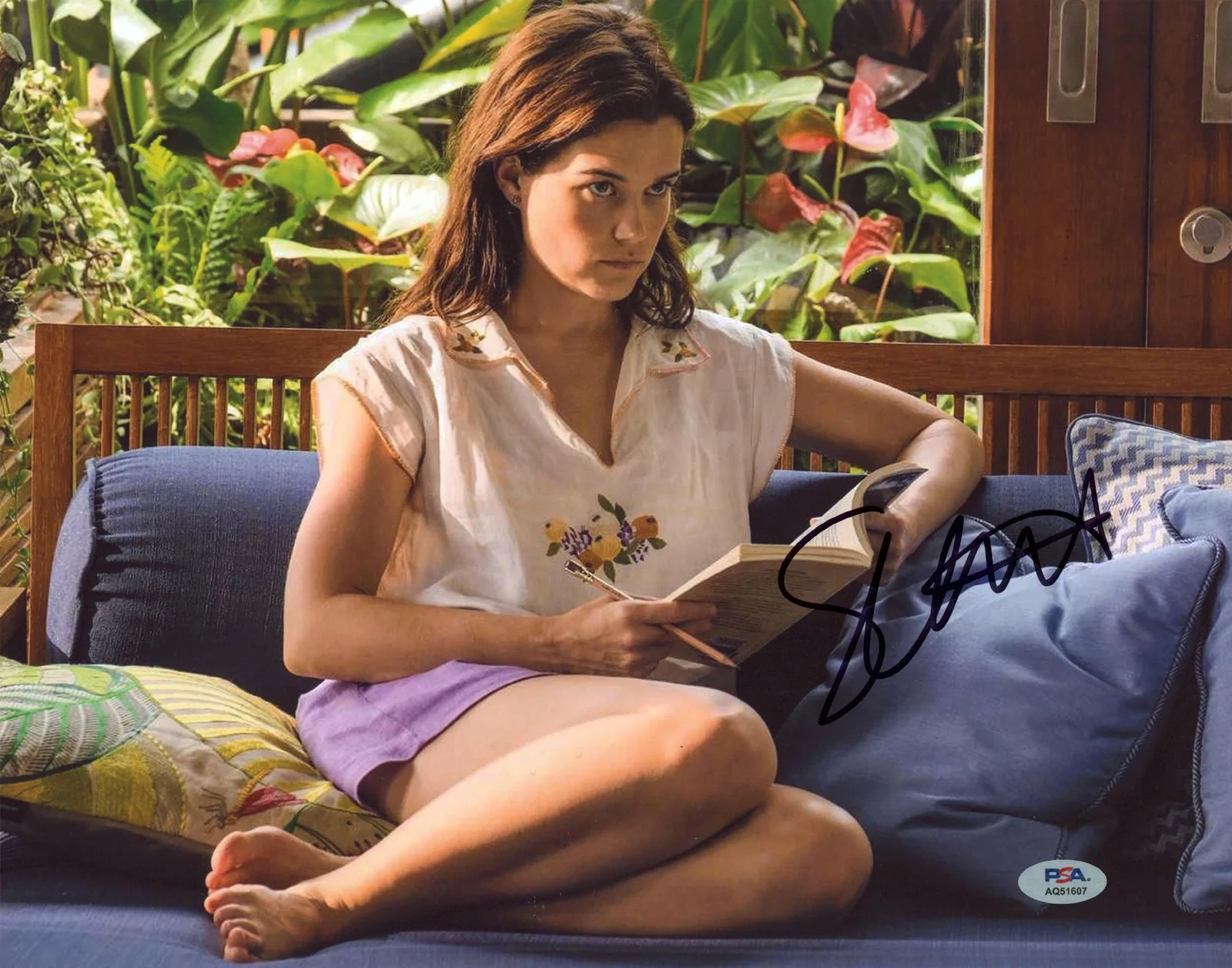 Sarah Catherine Hook — Sarah Catherine Hook The White Lotus Signed 11x14 Photo PSA/DNA #AQ51607