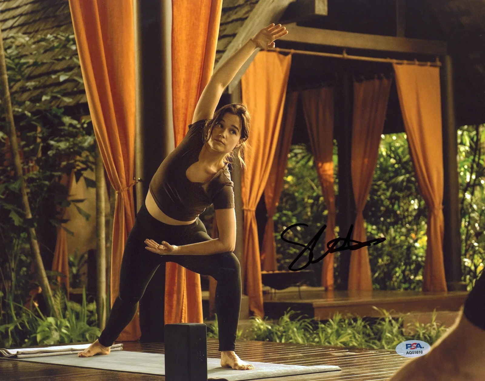 Sarah Catherine Hook — Sarah Catherine Hook The White Lotus Signed 11x14 Photo PSA/DNA #AQ51610