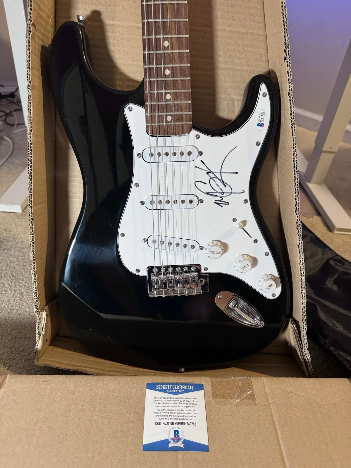 Machine Gun Kelly (MGK) Autographed Electric Guitar - Beckett Authenticated, изображение 2