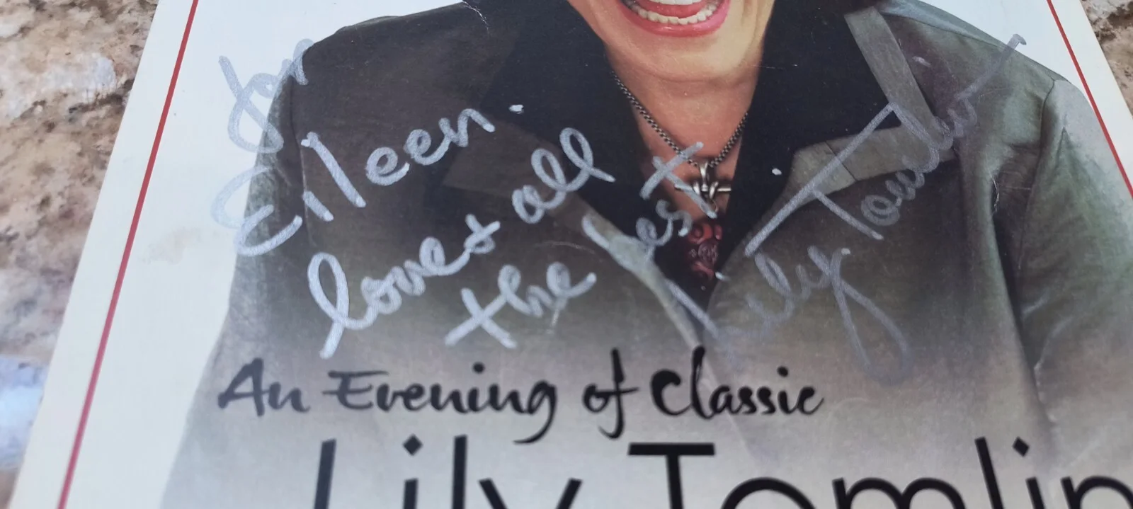 Lily Tomlin — LILY TOMLIN HAND SIGNED Autographed 8 1/2" X 11" Color Photo From Live Show 2008, image 2
