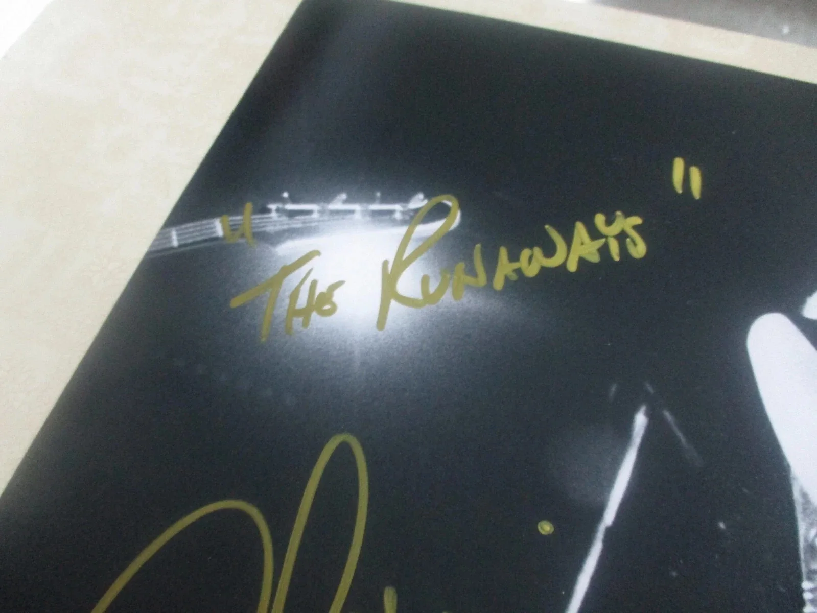 CHERIE CURRIE (THE RUNAWAYS) AUTOGRAPHED/SIGNED 11X14 PHOTO--JSA CERTIFIED, изображение 3