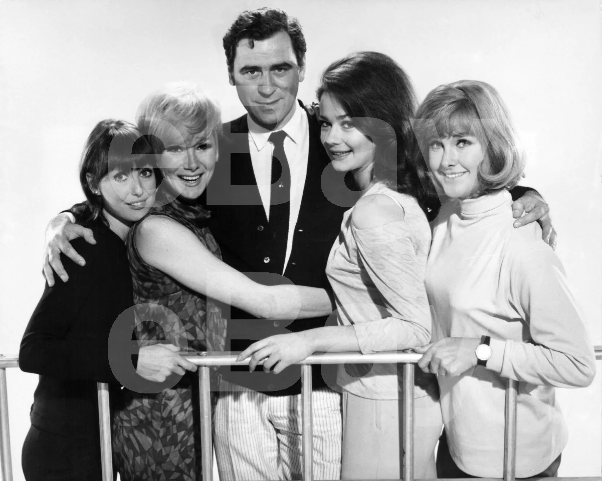 George Baker, Una Stubbs, Joyce Blair, Nicole Shelby, Wanda Ventham 16x12 Photo, image 4