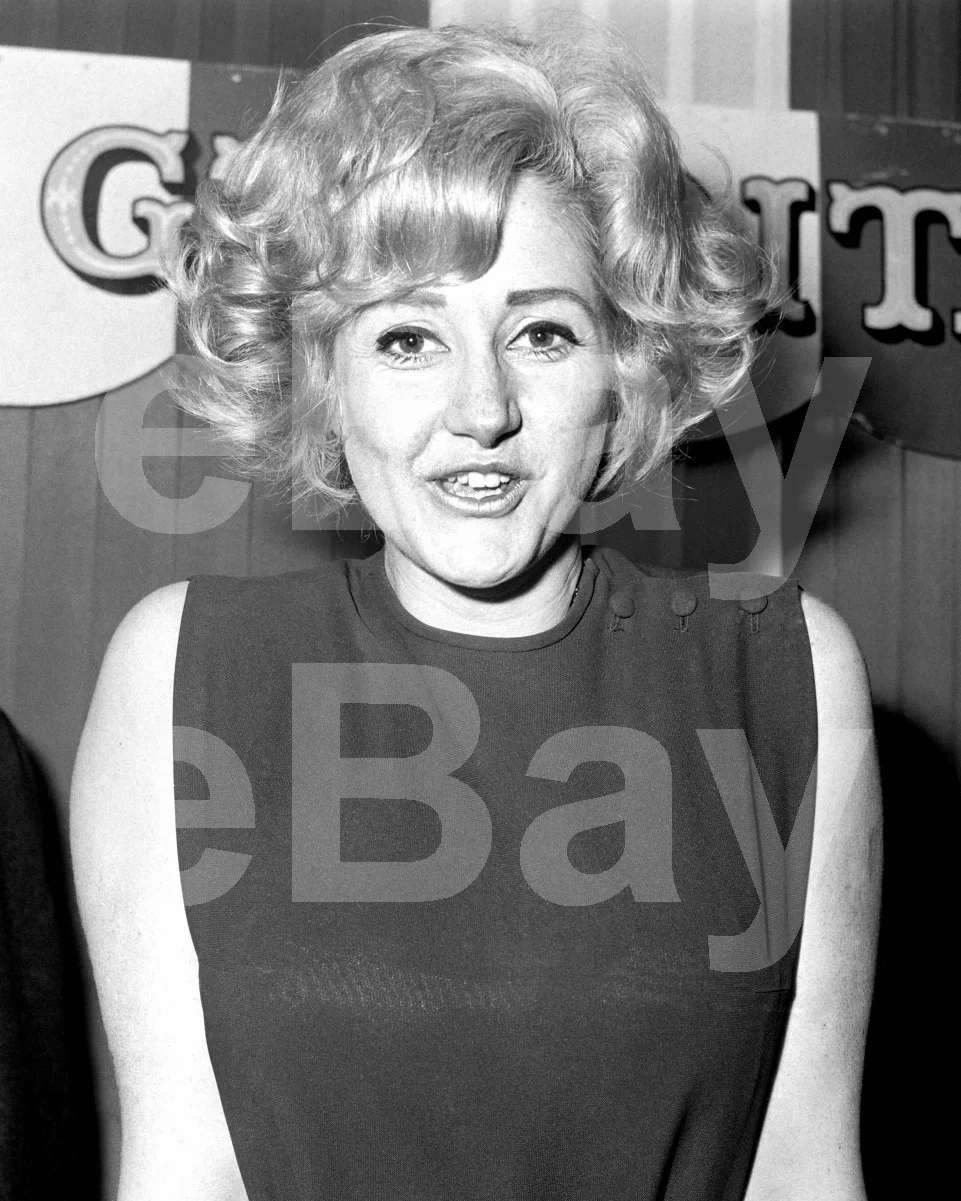 Liz Fraser 16x12 Photo Poster Print, изображение 4