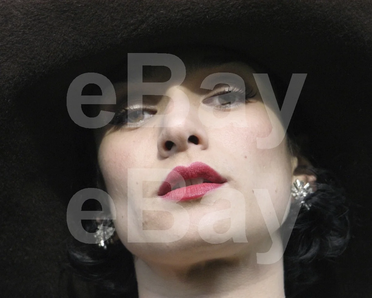 Indira Varma 16x12 Photo Poster Print, изображение 4