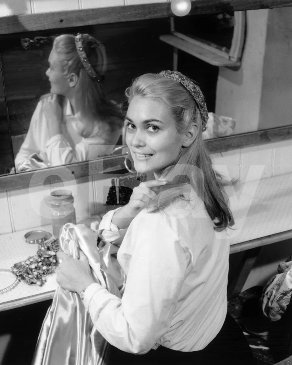 Alexandra Bastedo 16x12 Photo Poster Print, изображение 4
