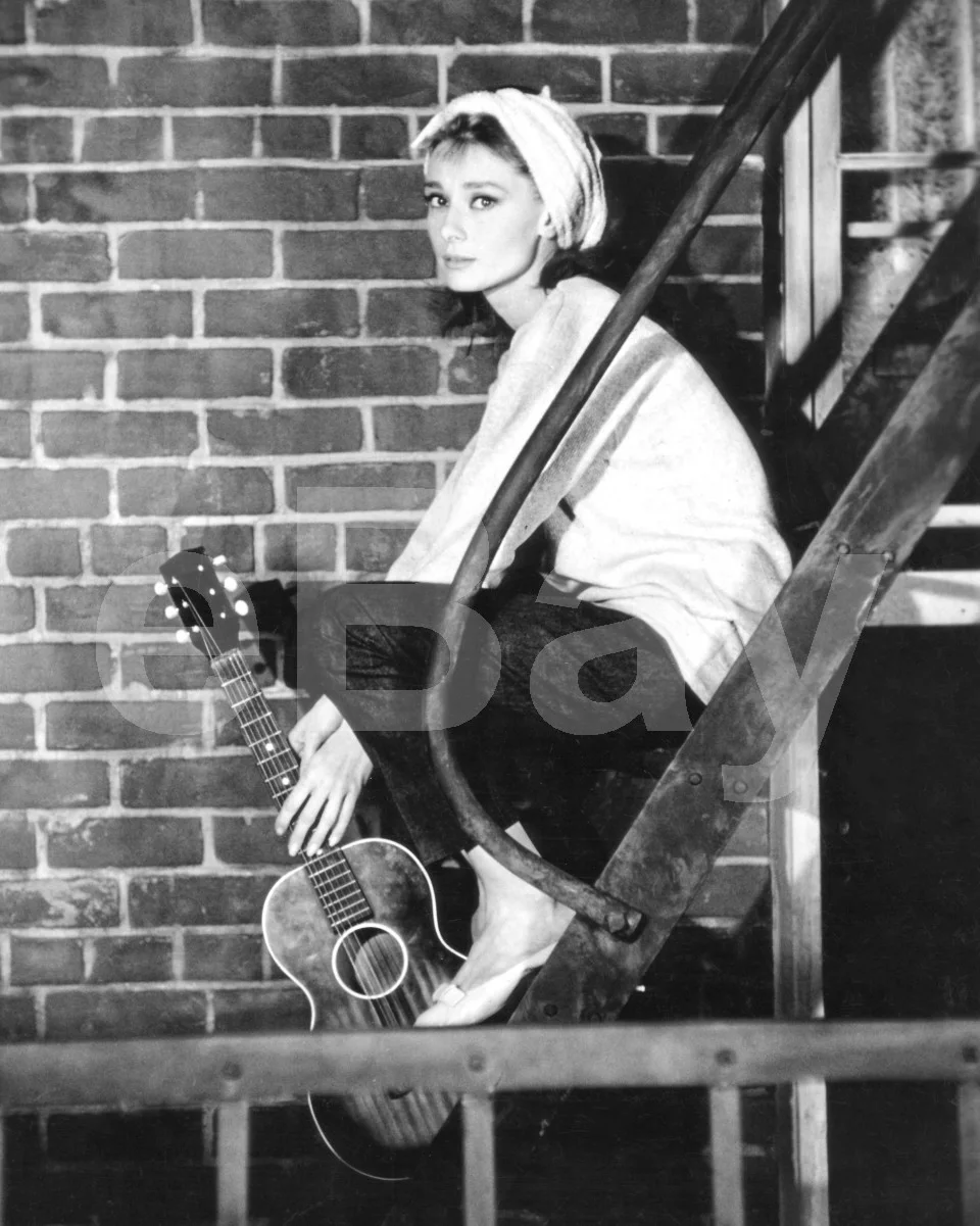 Breakfast at Tiffany's (1961) Audrey Hepburn 16x12 Photo Poster Print, изображение 4