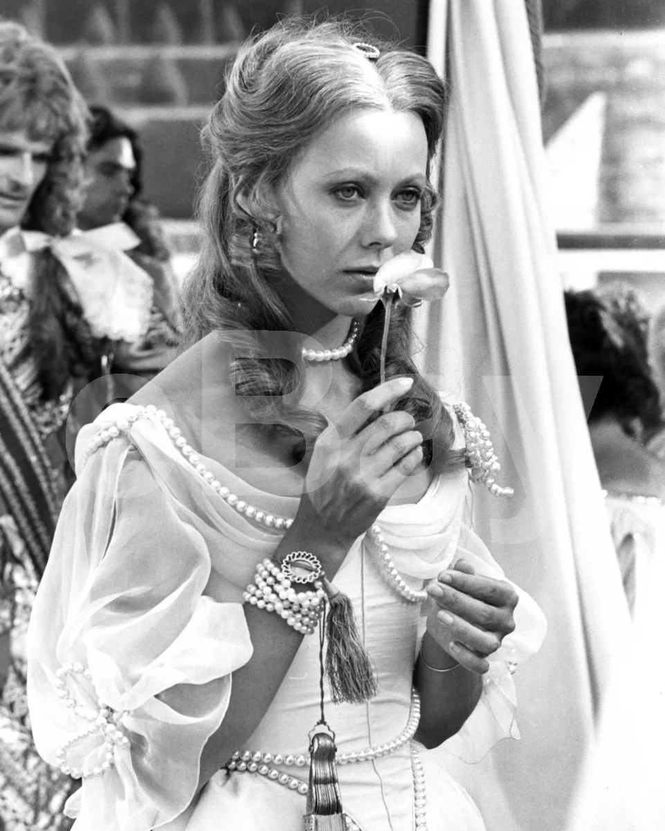 The Man In The Iron Mask (1977) Jenny Agutter 16x12 Photo Poster Print, изображение 4