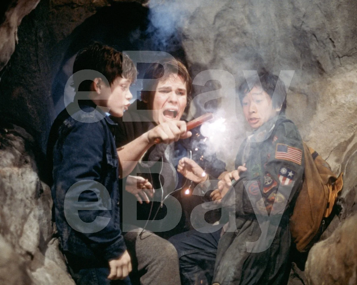 The Goonies (1985) Sean Astin, Jonathan Ke Quan, Josh Brolin 16x12 Photo Poster, изображение 4