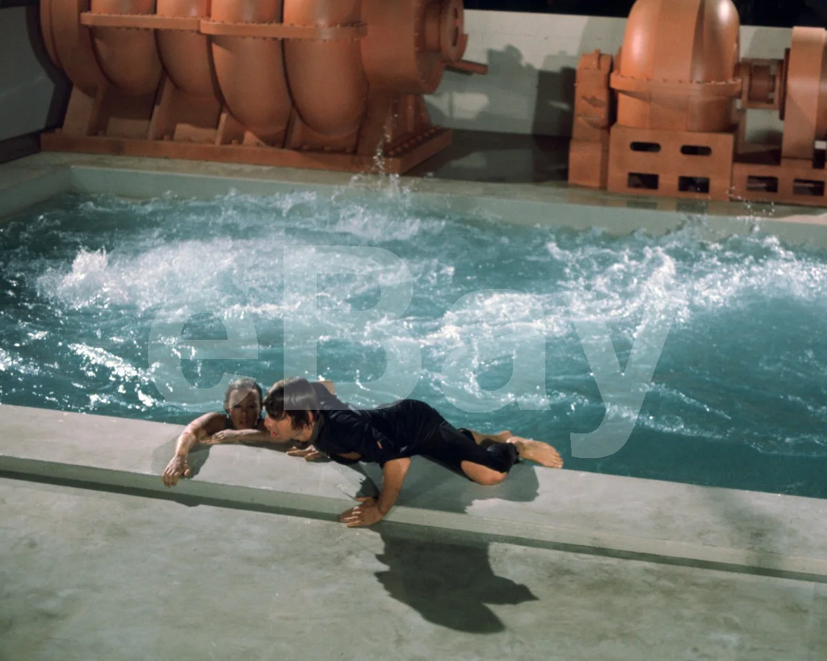 Logan's Run (1976) Jenny Agutter, Michael York 16x12 Photo, image 4