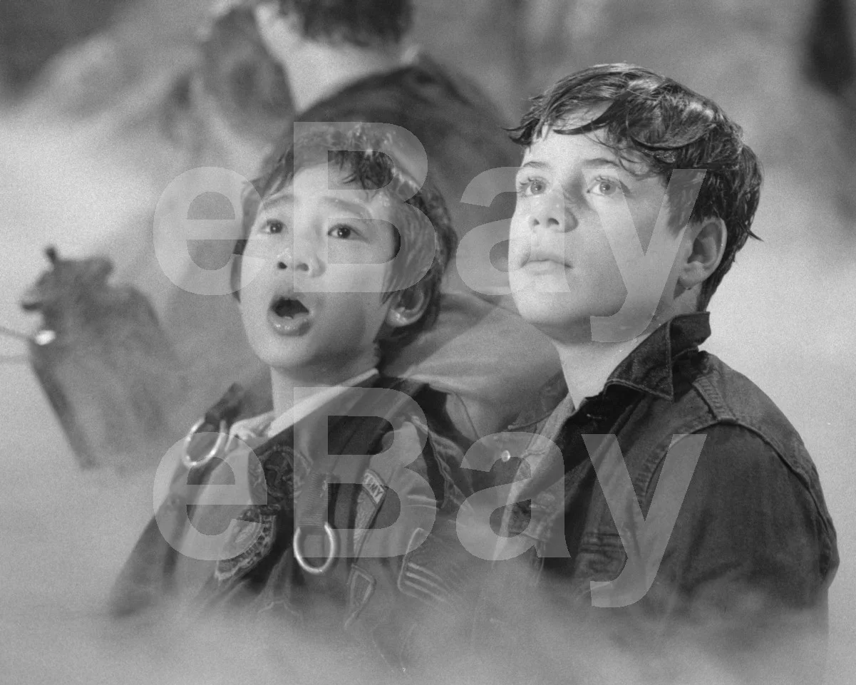 The Goonies (1985) Sean Astin, Jonathan Ke Quan 16x12 Photo Poster Print, изображение 4