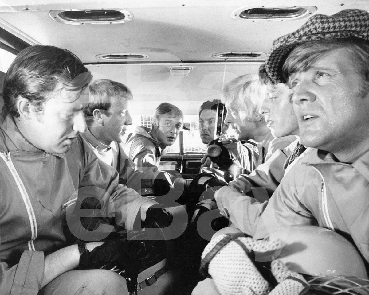 The Italian Job (1969) Michael Caine, Robert Powell Michael Standing 16x12 Photo, изображение 4