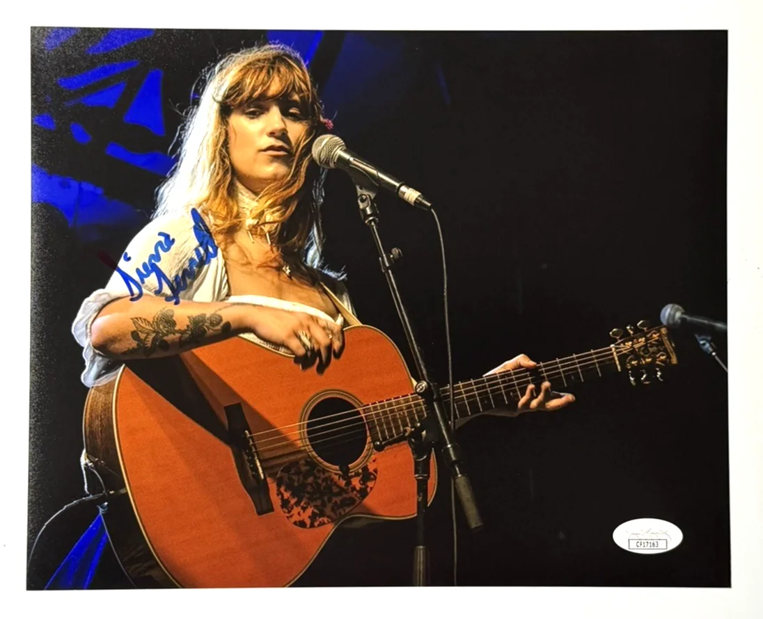 Sierra Ferrell Signed 8x10 Photo Autograph Guitar Performance JSA COA CF17163, изображение 2