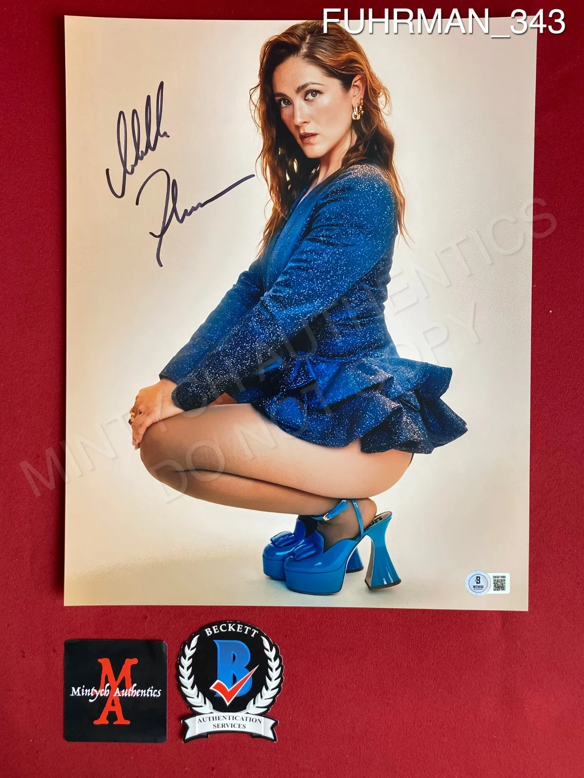 Isabelle Fuhrman — Isabelle Fuhrman autographed signed 11x14 photo model pose Beckett COA