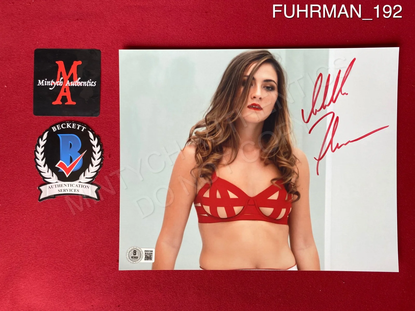 Isabelle Fuhrman — Isabelle Fuhrman autographed signed 8x10 photo model pose Beckett COA
