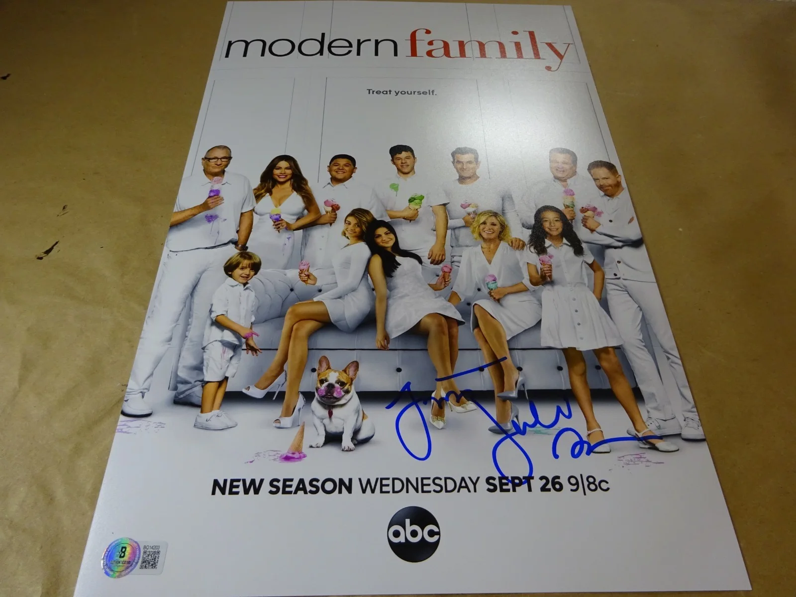 Julie Bowen, Jesse Tyler Ferguson — Signed Modern Family 11"x17" Julie Bowen Jesse Tyler Ferguson Photo Beckett COA, изображение 2
