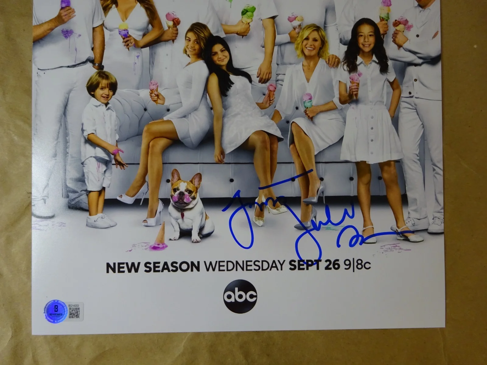 Julie Bowen, Jesse Tyler Ferguson — Signed Modern Family 11"x17" Julie Bowen Jesse Tyler Ferguson Photo Beckett COA, изображение 3