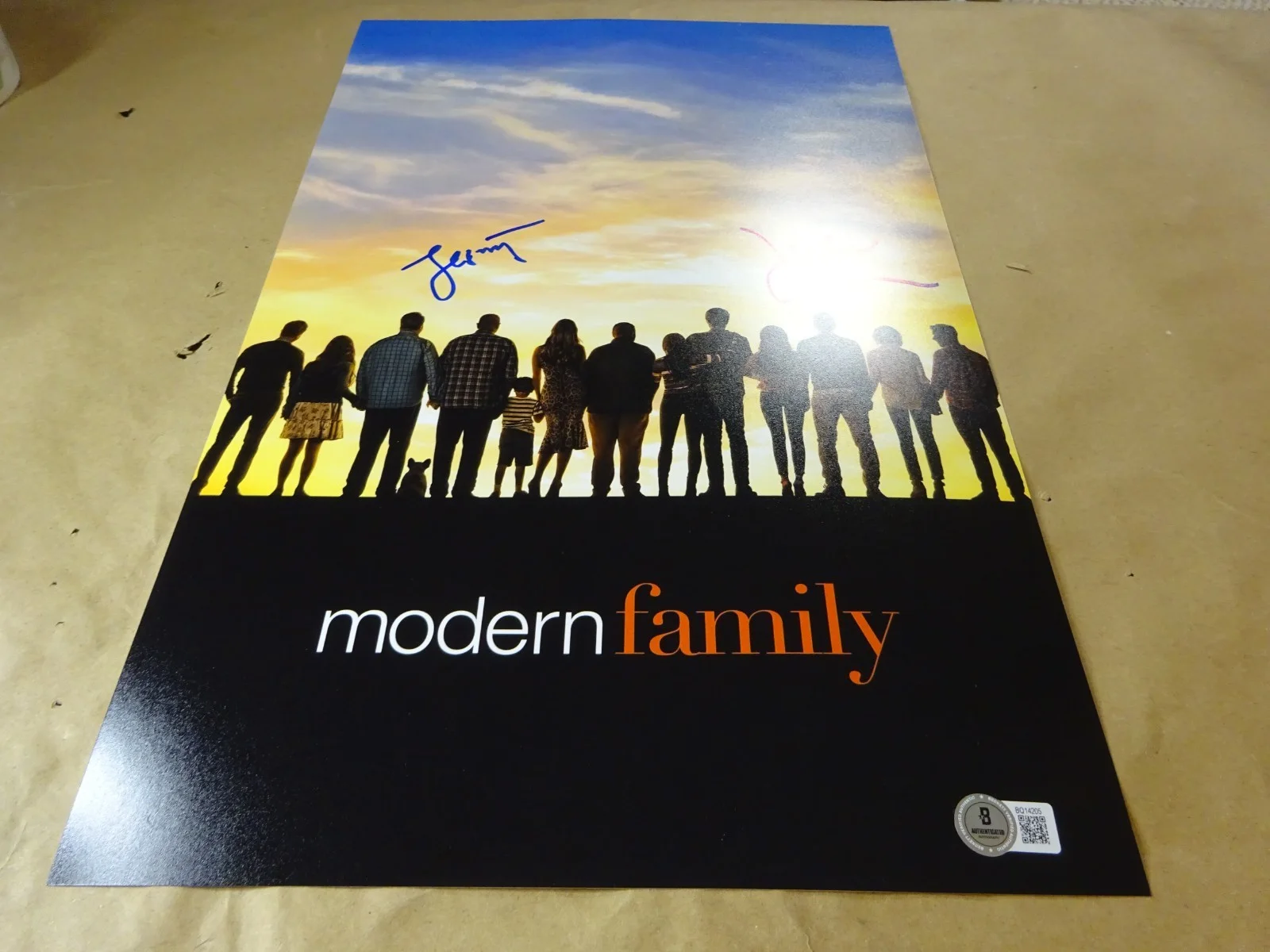 Julie Bowen, Jesse Tyler Ferguson — Signed Modern Family 11"x17" Julie Bowen Jesse Tyler Ferguson Photo Beckett COA, изображение 2