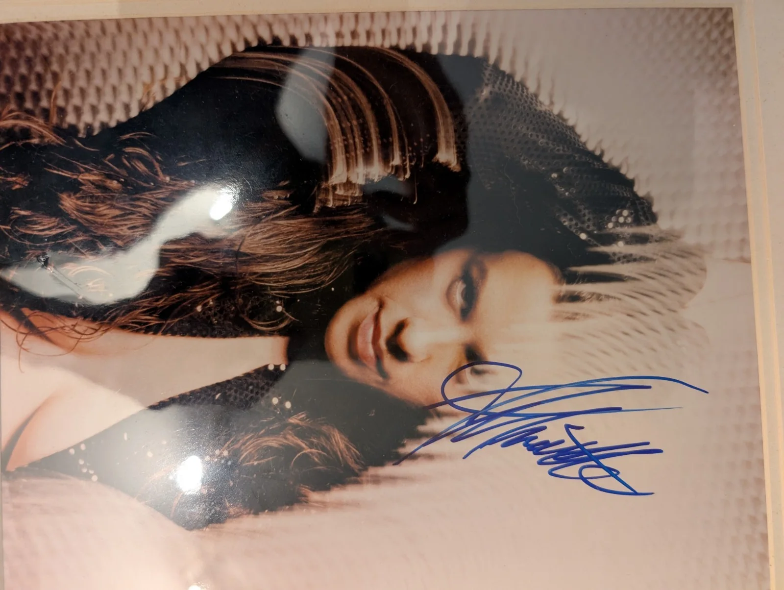 Alanis Morissette Signed Autograph Framed Photo 8x10 Color Portrait Display, изображение 2