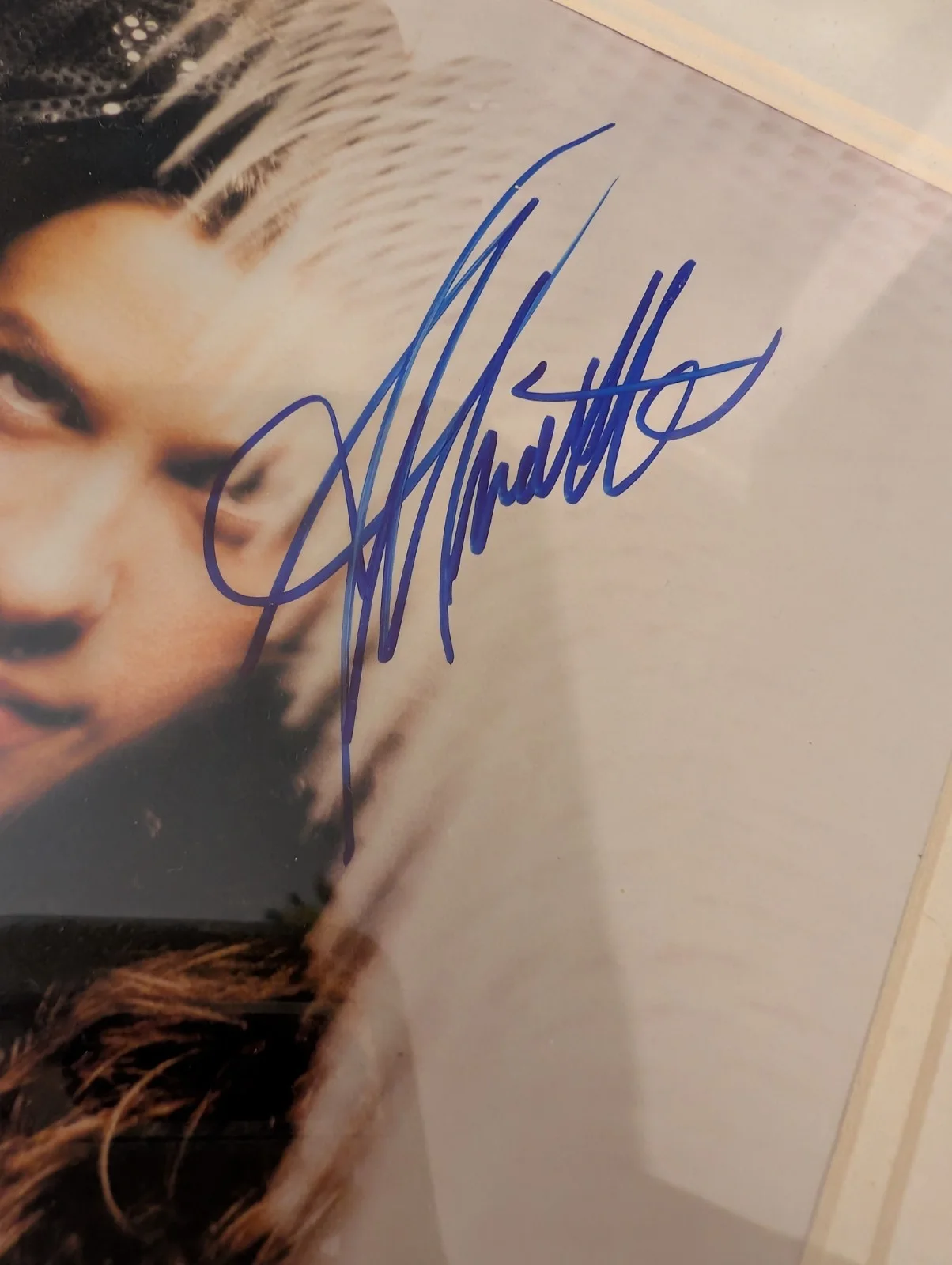 Alanis Morissette Signed Autograph Framed Photo 8x10 Color Portrait Display, изображение 3