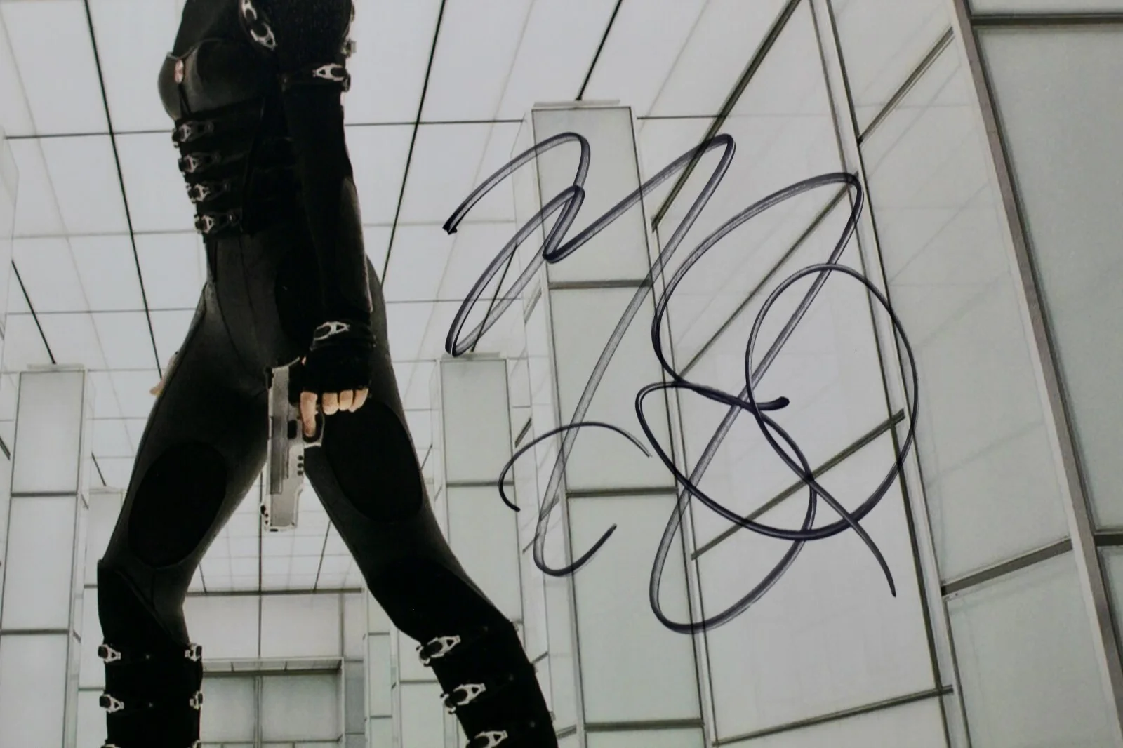 Milla Jovovich — Rare MILLA JOVOVICH autographed / professionally matted and framed / COA, изображение 2