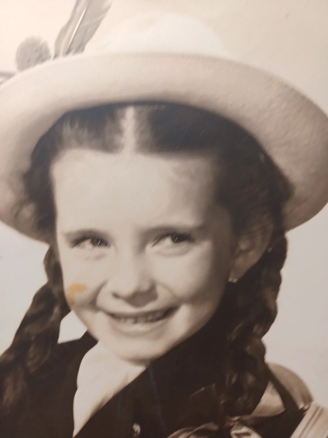 40's Margaret O'Brien Hand Signed as Child Autographed Photo 8 x 10 RRP 663, изображение 3
