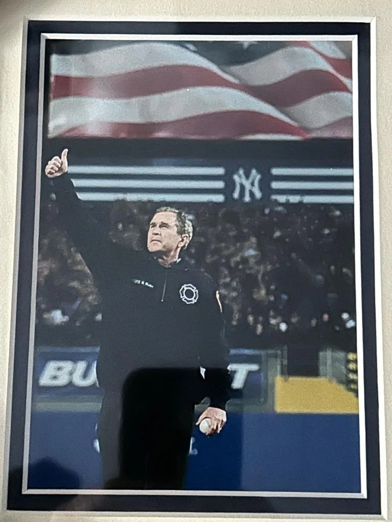 GEORGE BUSH — PRESIDENT GEORGE BUSH 9/11 YANKEES WORLD SERIES RARE SIGNED 15x12 FRAME JSA COA, image 3