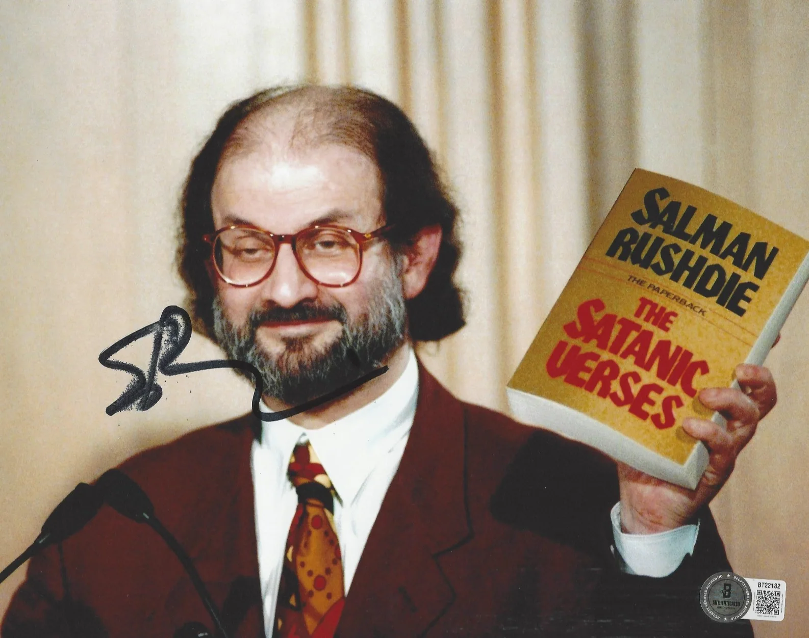 SALMAN RUSHDIE SIGNED 8x10 PHOTO THE SATANIC VERSES AUTHOR BECKETT BAS COA, изображение 2