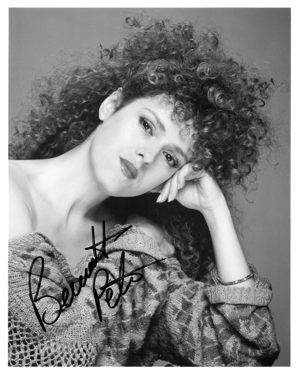 BERNADETTE PETERS — BERNADETTE PETERS AUTOGRAPH SIGNED PHOTO 8x10 ACTRESS SINGER-BROADWAY TONY