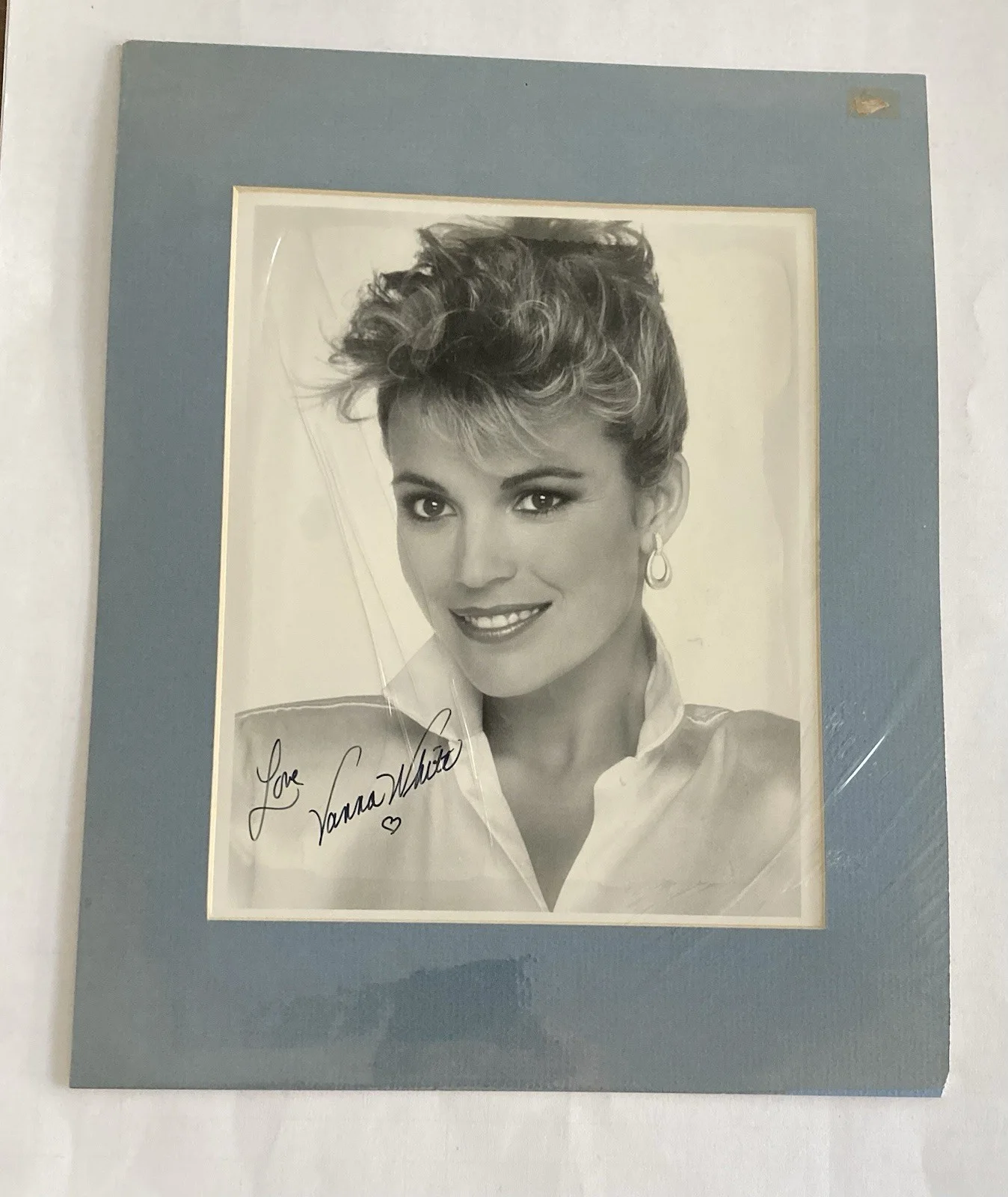 Vanna White — Vanna White Wheel of Fortune Signed B/W 8x10 Photo Matted Autographed