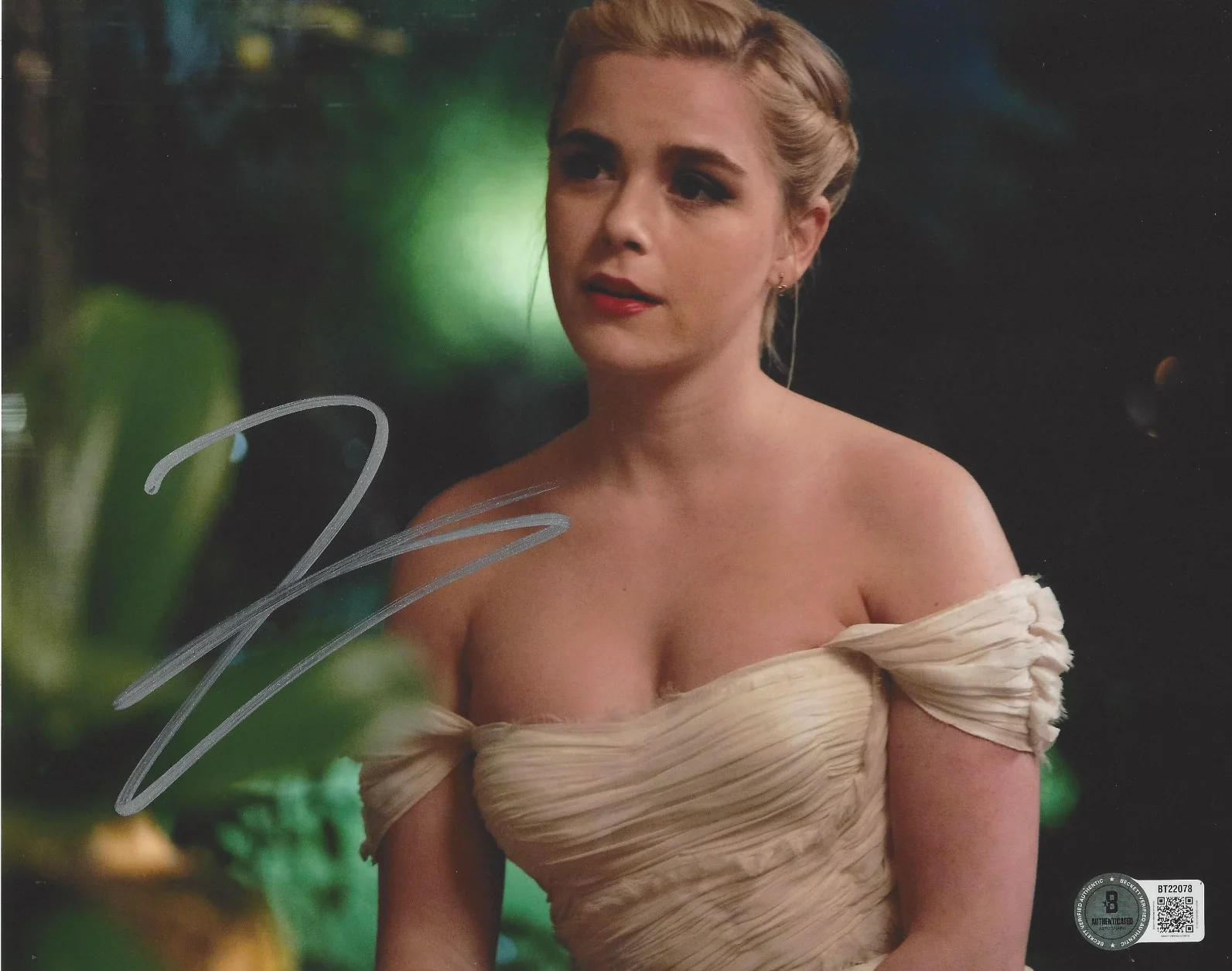 KIERNAN SHIPKA SIGNED CHILLING ADVENTURES OF SABRINA 8x10 PHOTO COA BAS BECKETT, изображение 2