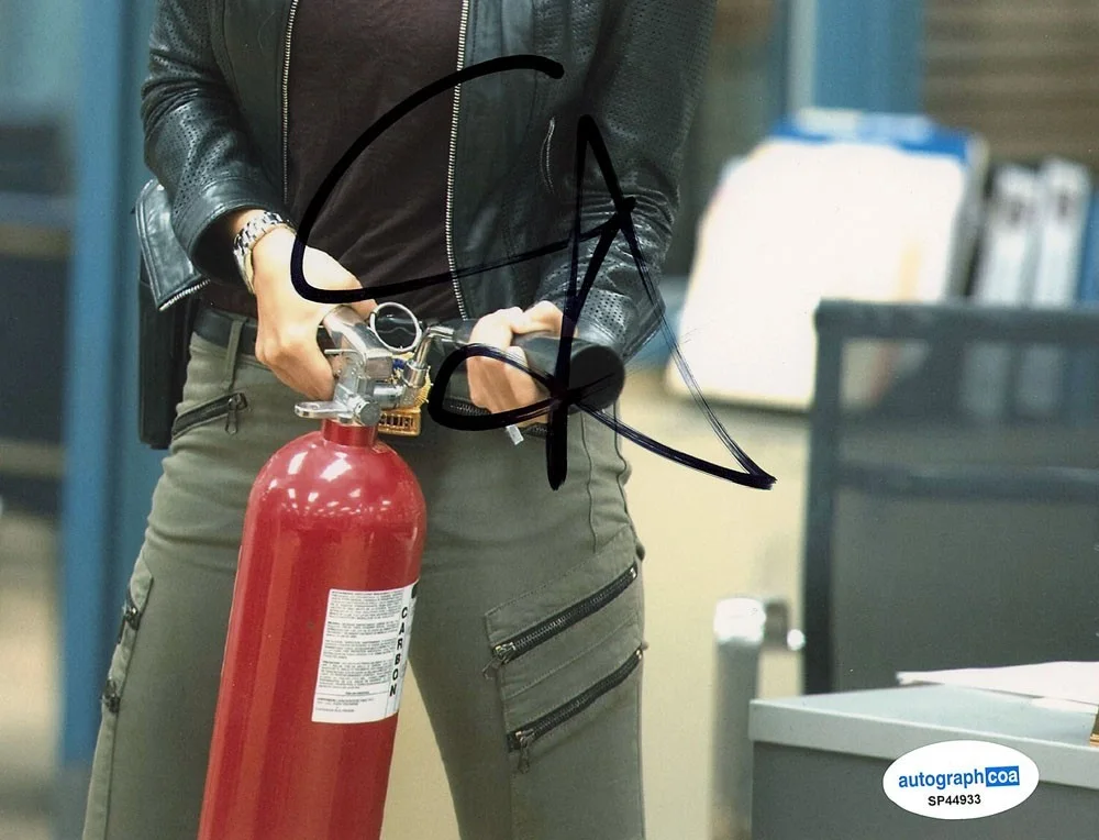Stephanie Beatriz — Stephanie Beatriz signed "BROOKLYN NINE-NINE" 8x10 Photo EXACT PROOF f Rosa ACOA, изображение 5