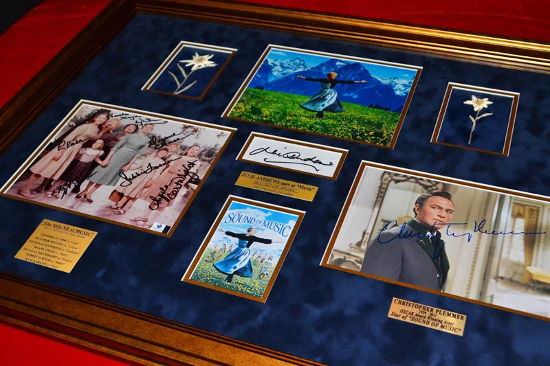 JULIE ANDREWS, CHRISTOPHER PLUMMER, 7 CHILDREN — JULIE ANDREWS Signed SOUND OF MUSIC + Entire CAST Autographs, COA UACC Frame DVD, изображение 2