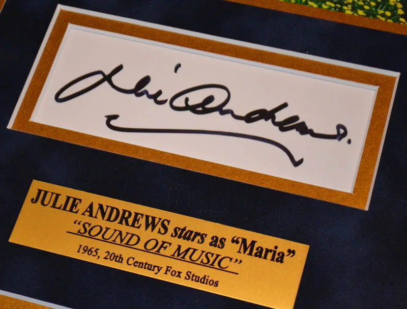 JULIE ANDREWS, CHRISTOPHER PLUMMER, 7 CHILDREN — JULIE ANDREWS Signed SOUND OF MUSIC + Entire CAST Autographs, COA UACC Frame DVD, изображение 3