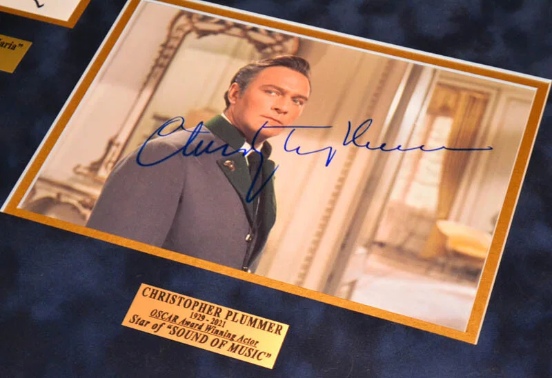 JULIE ANDREWS, CHRISTOPHER PLUMMER, 7 CHILDREN — JULIE ANDREWS Signed SOUND OF MUSIC + Entire CAST Autographs, COA UACC Frame DVD, изображение 4